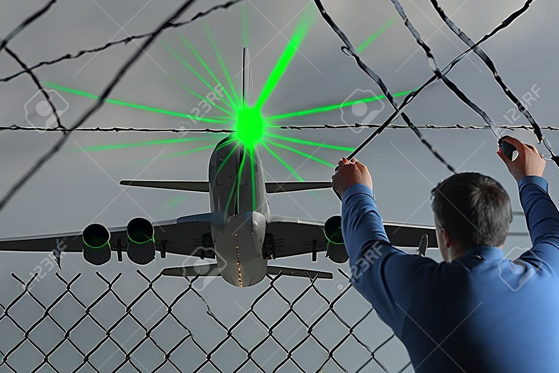 A啟動飛機用激光筆蒙蔽
