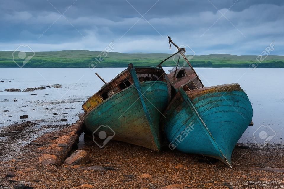 Dwa porzucone łodzie rybackie w Salen Sound, Isle of Mull, Hebrydy Wewnętrzne, Szkocja.