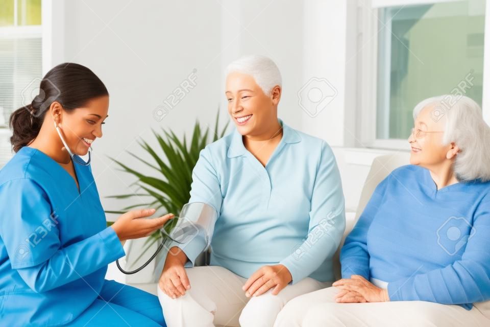 Travailleur de soins à domicile et un couple de personnes âgées
