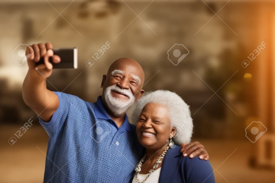 Mayor del hombre afroamericano y una mujer posando juntos