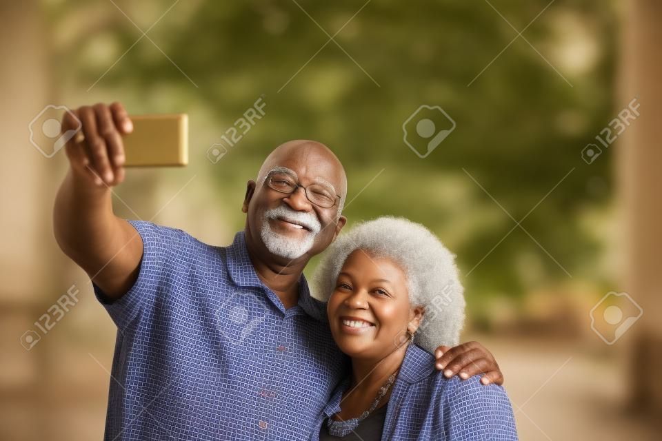 Ouderen Afro-Amerikaanse Man en vrouw samen poseren
