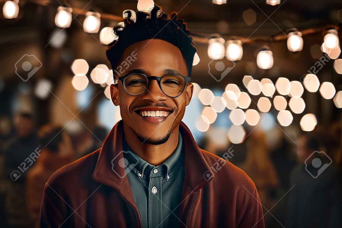 Portret van een lachende Afro-Amerikaanse man met bril op kerstmarkt