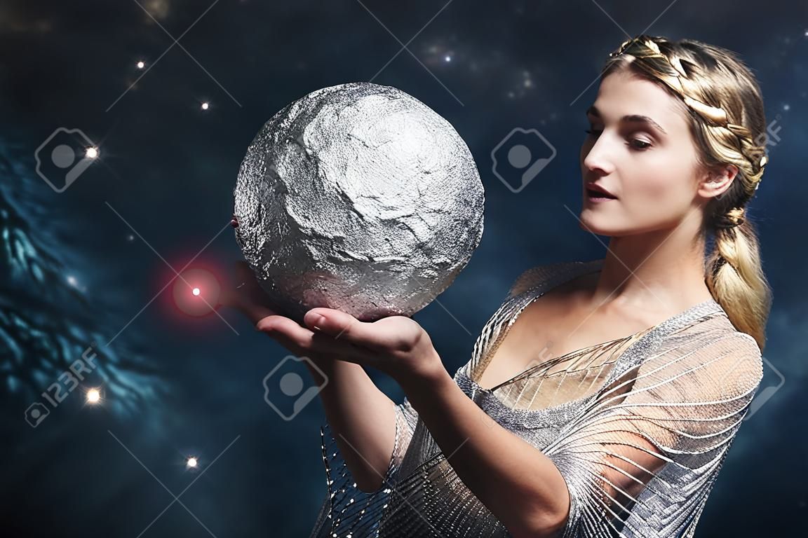 Женщина, держащая серебряную пулю на фоне звездного неба