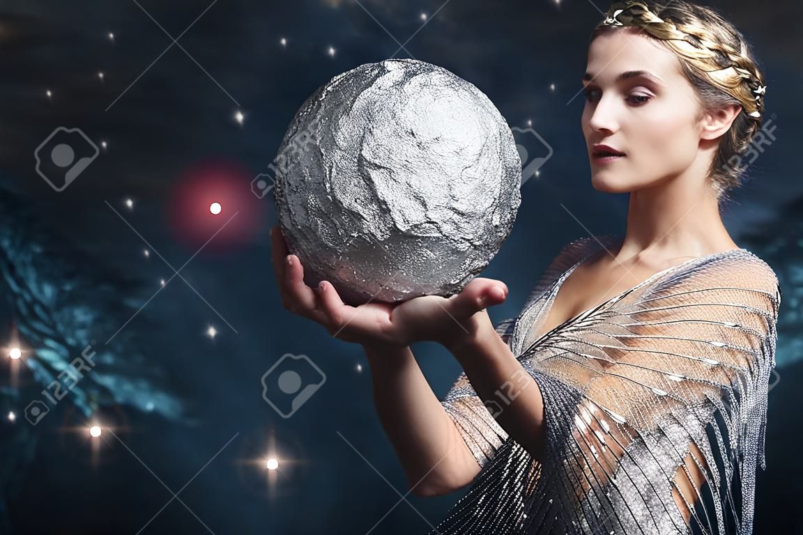 Женщина, держащая серебряную пулю на фоне звездного неба