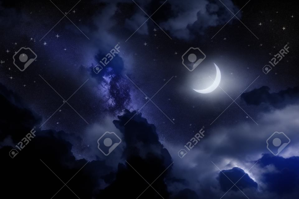 Cielo notturno con le stelle e la luna
