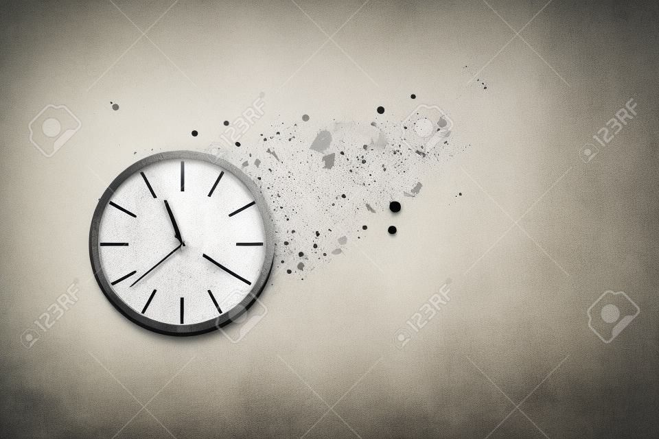 白色混凝土背景上的經典時鐘在一小部分分解並飛走。時間飛行概念