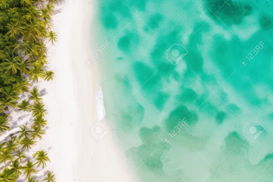 Ujęcie z drona tropikalnej plaży z białą łodzią zakotwiczoną na półwyspie Samana plaża Grand Bahia principe el Portillo Republika Dominikany