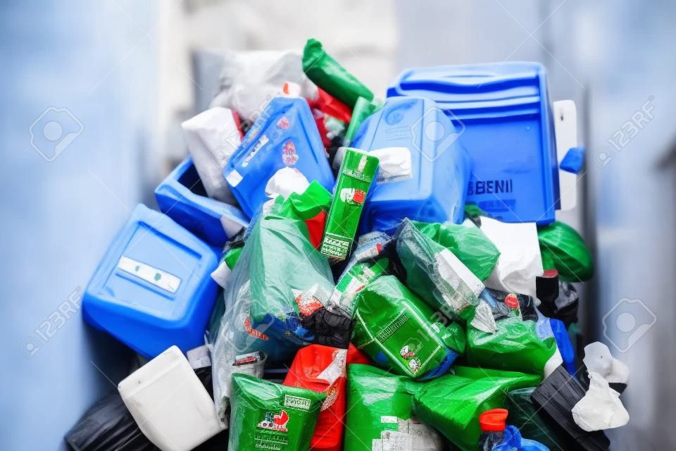 Mailand, Italien - 02. Dezember 2019: selektive Abfallsammelbehälter, großer weißer Müllcontainer voller Müllpapier