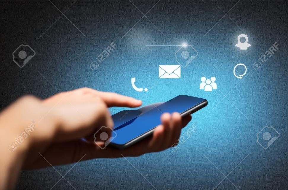 Entre em contato conosco ou as pessoas da linha direta de suporte ao cliente se conectam. Empresário usando um telefone celular com os ícones (e-mail, telefone de chamada, e-mail).