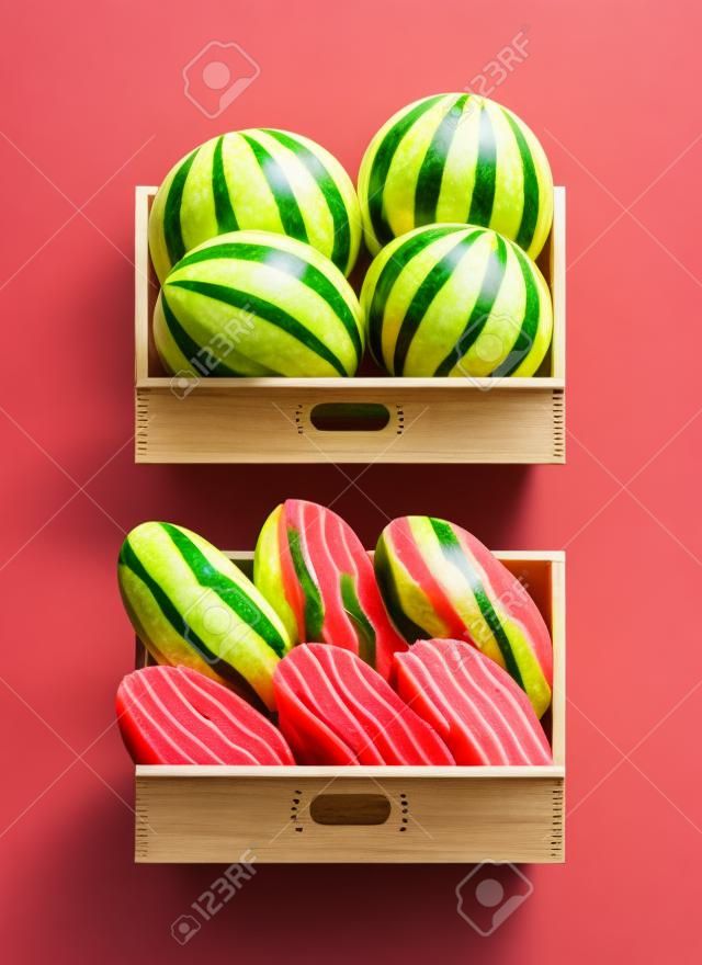 판매자 상자에 멜론과 수박 여름 과일. 시장에서 육즙이 많은 유기농 식품, 다이어트 및 건강한 식사를 제공하는 딸기 가게. 신선한 이국적인 제품