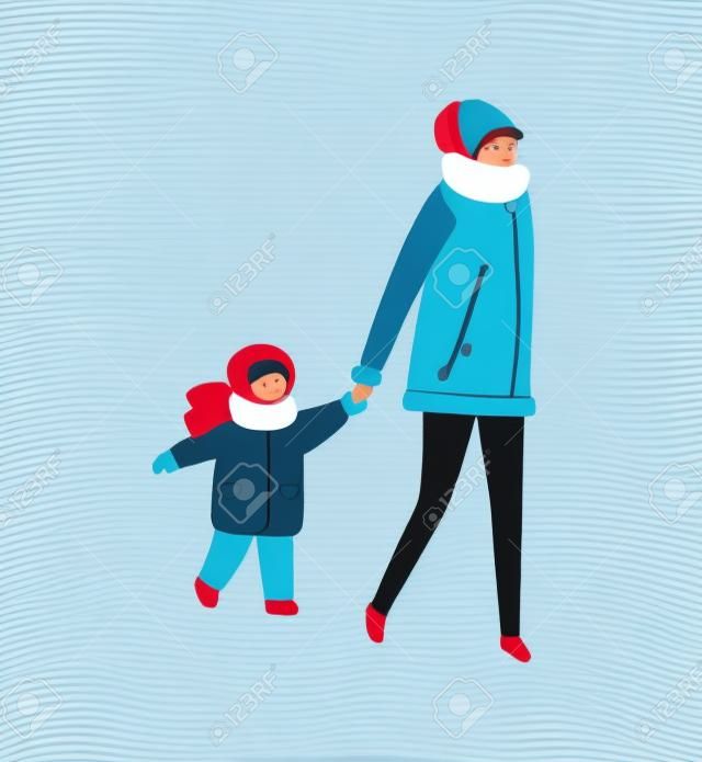 Matka spacerująca z dzieckiem trzymającym za rękę dzieciaki bawiące się zimą w sezonie zimowym, przy zimnej pogodzie i ciepłych ubraniach ubranych w chłopczyka