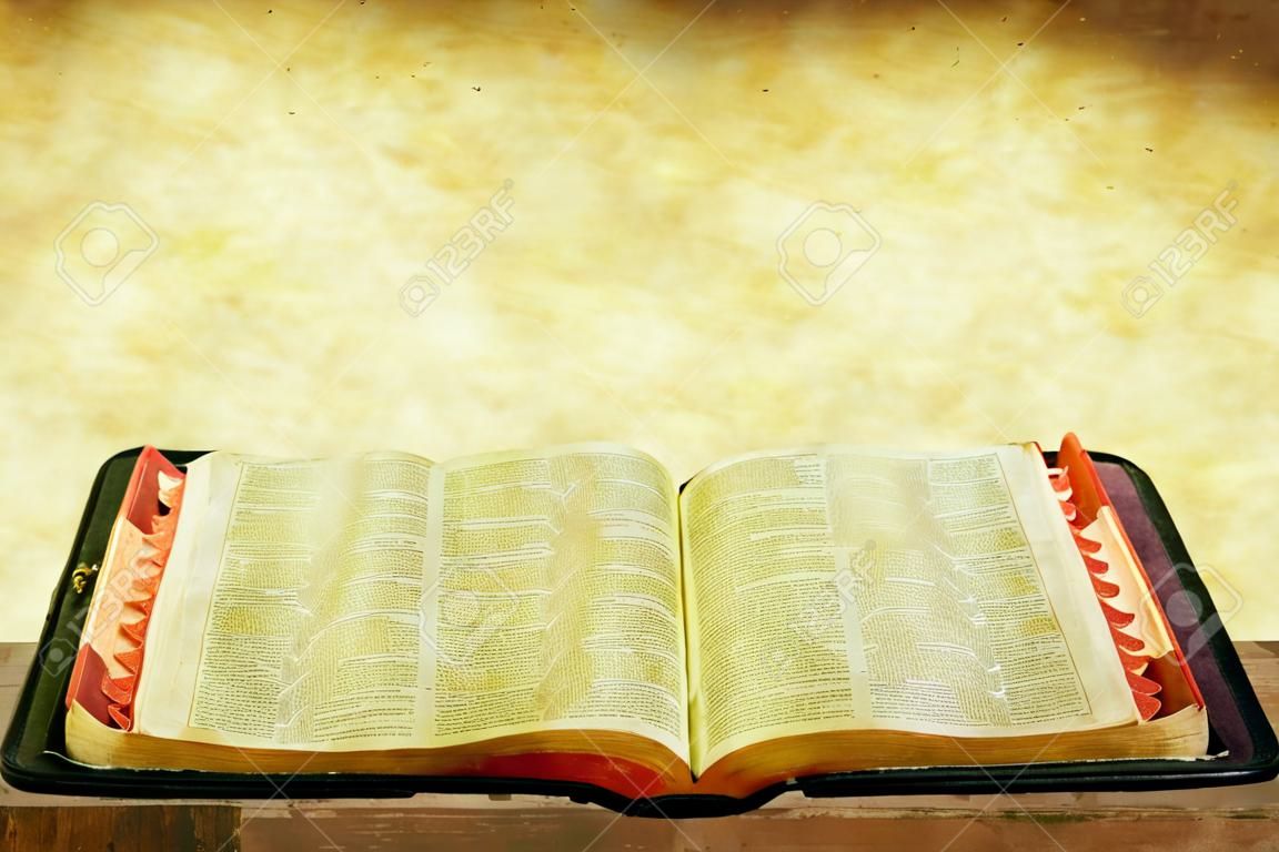 Aprire la Bibbia su sfondo di arenaria grunge.