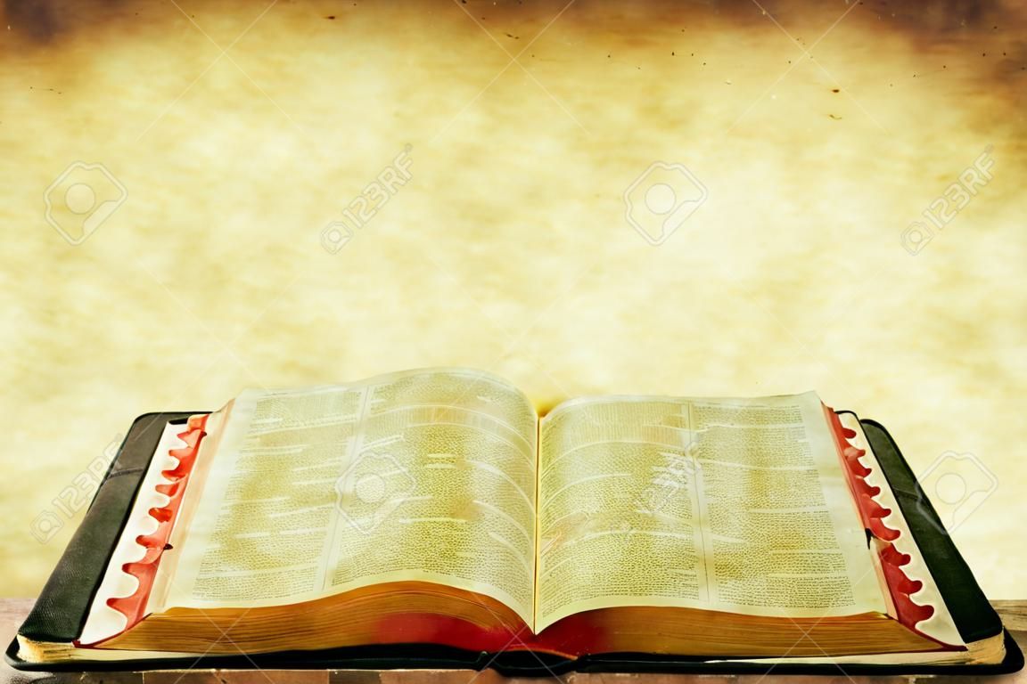 Biblia abierta sobre fondo de piedra arenisca de grunge.