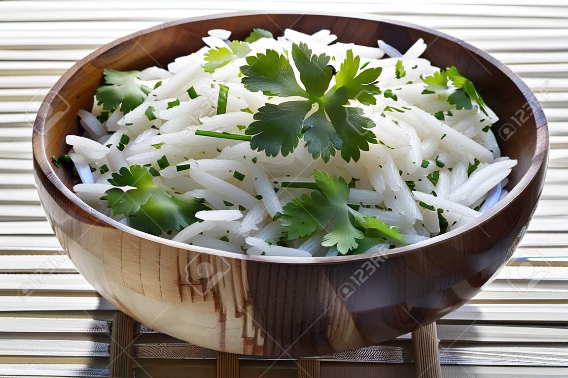 Arroz blanco con cilantro o culantro, en un tazón de madera
