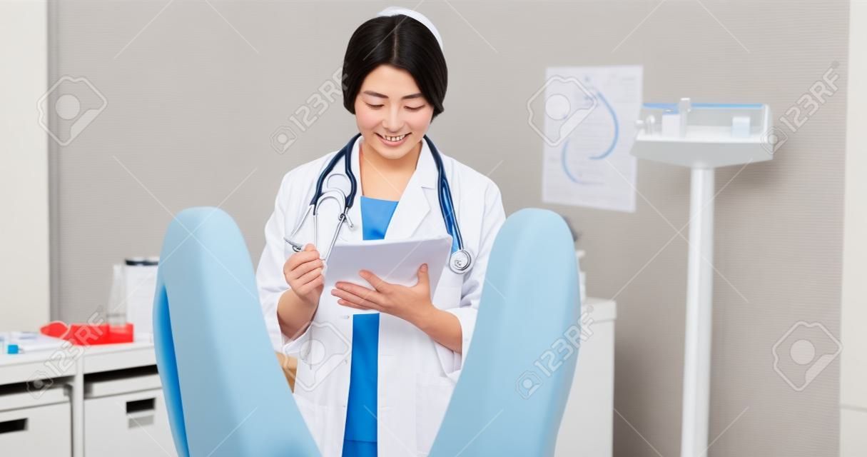 Ginecólogo japonés con el paciente en la sala de examen
