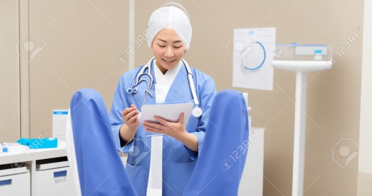 Gynécologue japonaise avec le patient en salle d'examen