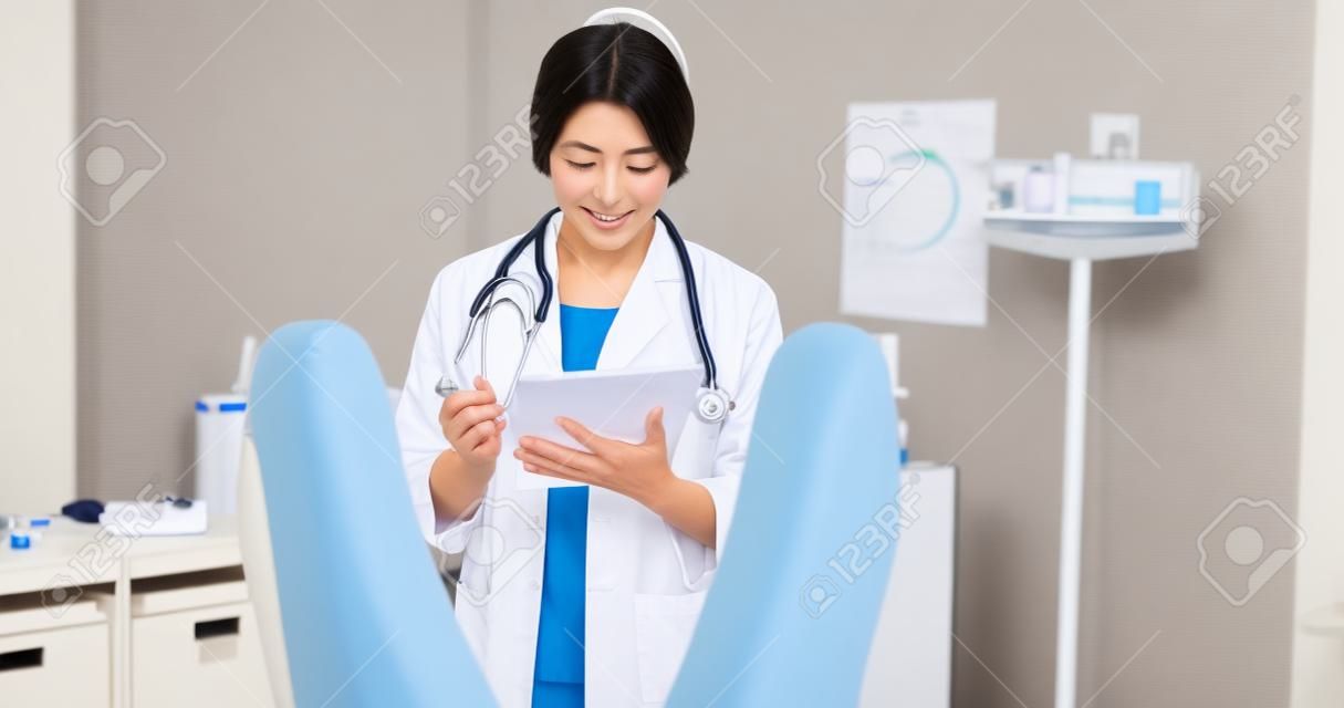 Gynécologue japonaise avec le patient en salle d'examen