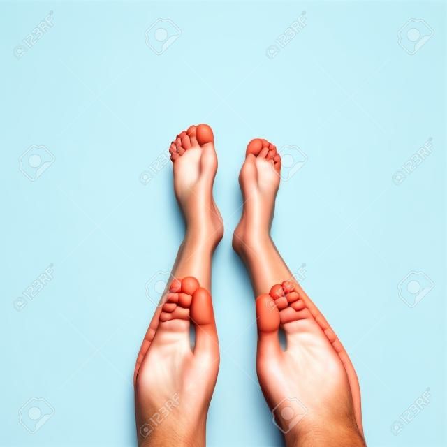 pés humanos isolados no fundo branco