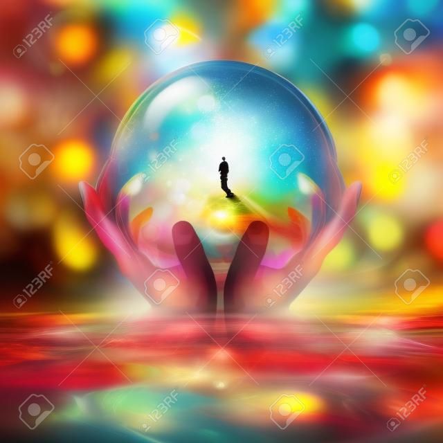 glazen bal in handen met abstracte achtergrond