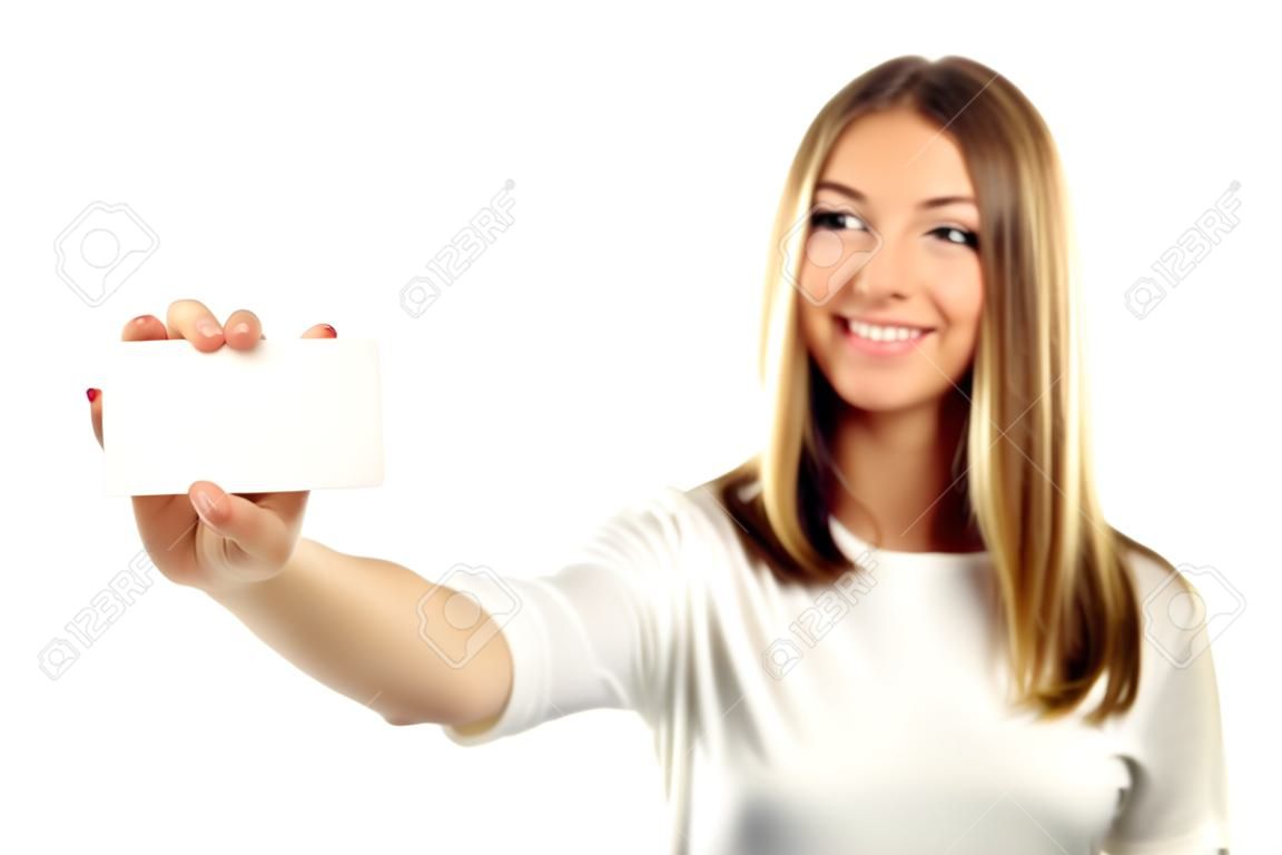 白い背景に分離された空のカードを保持している若い女の子