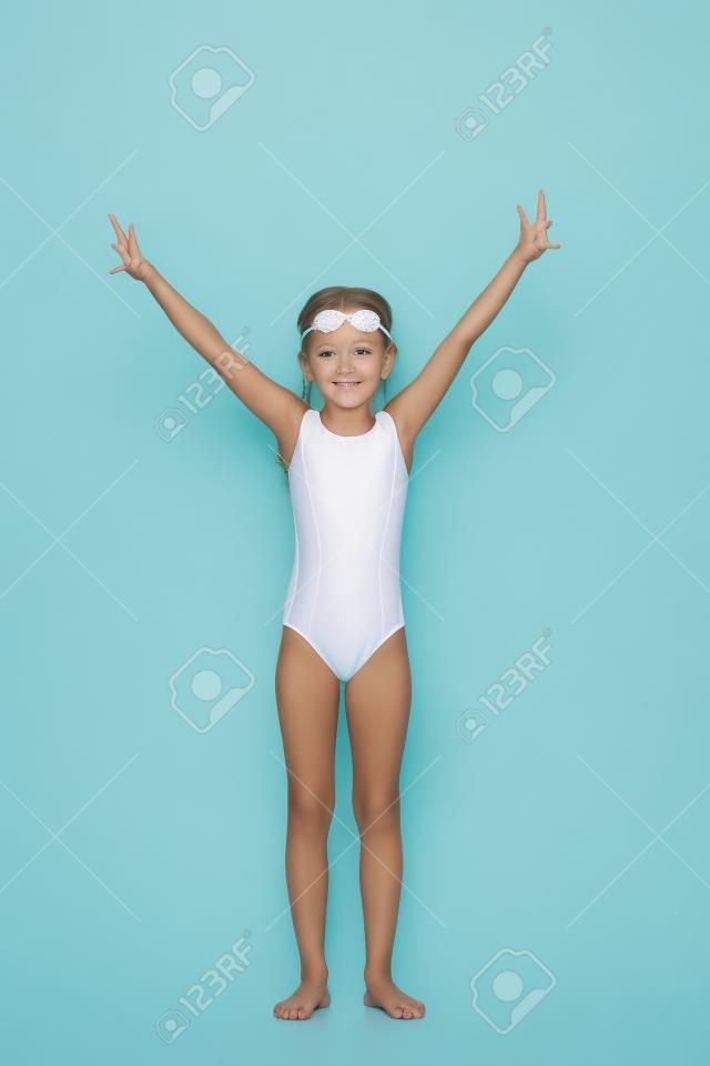 Kleines Mädchen im Badeanzug isoliert auf weiß