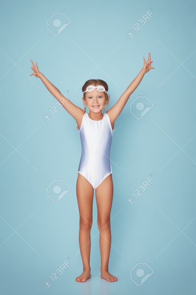 Kleines Mädchen im Badeanzug isoliert auf weiß