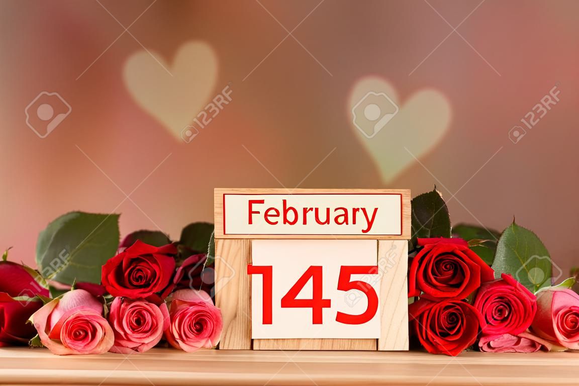 Roze rozen op een houten achtergrond, witte plek voor tekst, ezel, roze achtergrond voor de vakantie van 14 februari of 8 maart, Valentijnsdag