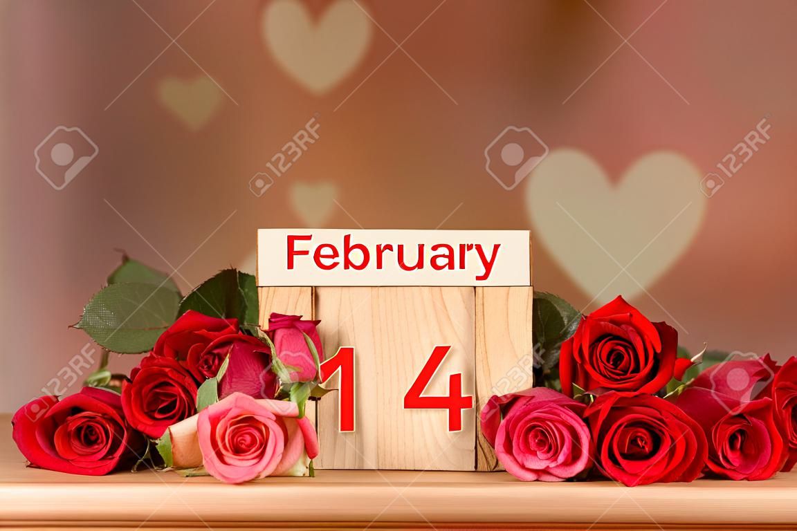 Roze rozen op een houten achtergrond, witte plek voor tekst, ezel, roze achtergrond voor de vakantie van 14 februari of 8 maart, Valentijnsdag
