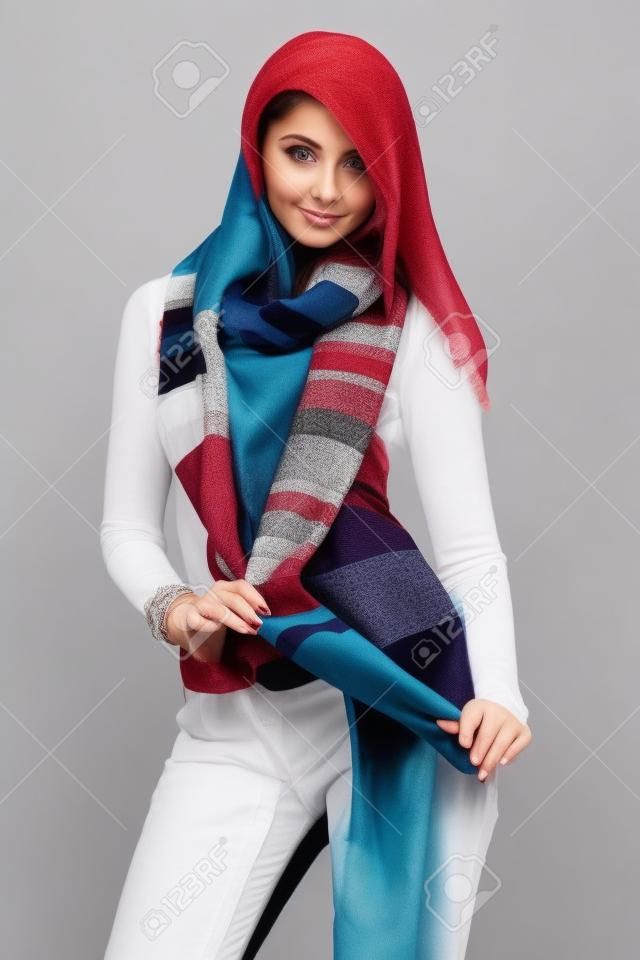 Красота девушка в длинном шарфе.