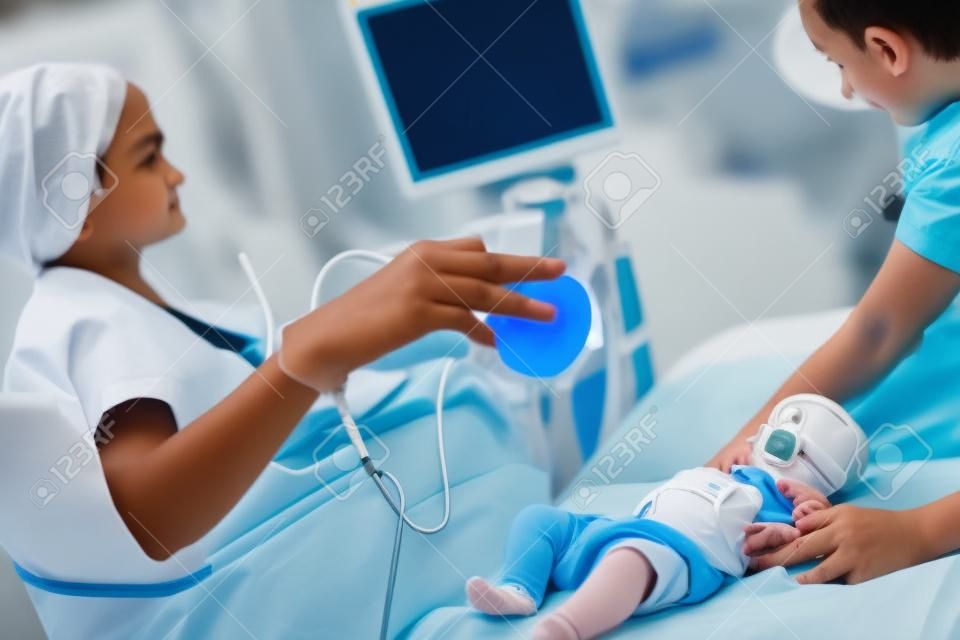 Lekarz i mały chłopiec pacjent USG sprzęt diagnostyczny USG
