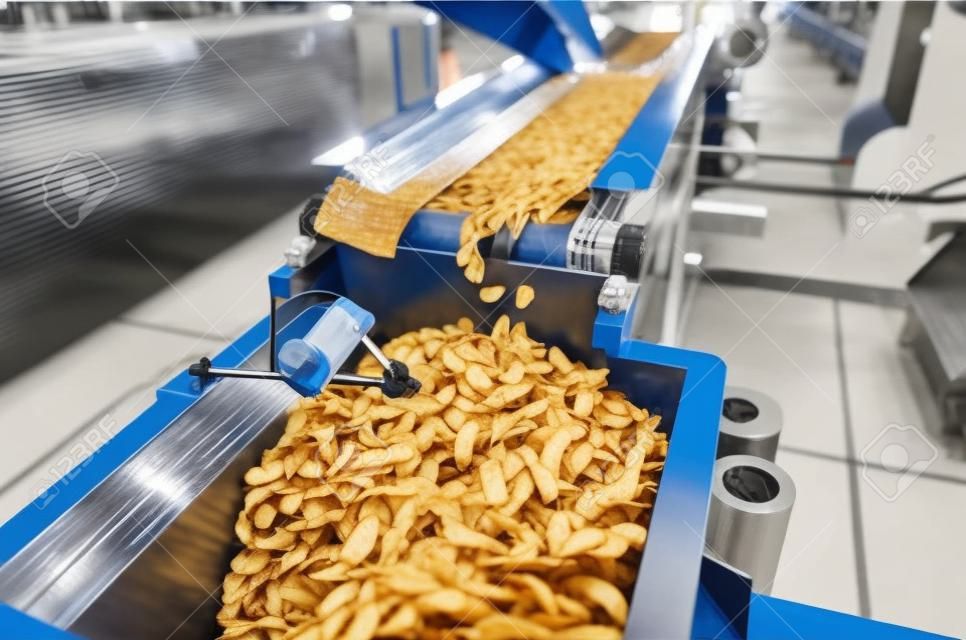 Linia przenośnikowa do pakowania przekąsek i chipsów w nowoczesnej fabryce