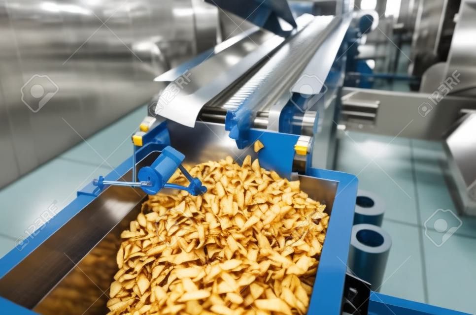 Linia przenośnikowa do pakowania przekąsek i chipsów w nowoczesnej fabryce