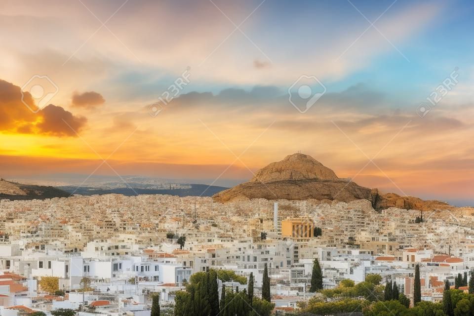 Paisaje urbano de Atenas y Lycabettus Hill en el fondo, Atenas, Grecia.