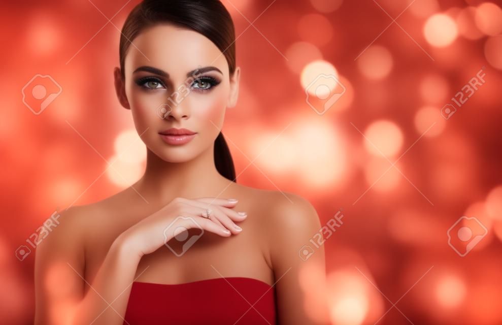 photoset di attraente ragazza bruna su sfondo sfocato con bokeh