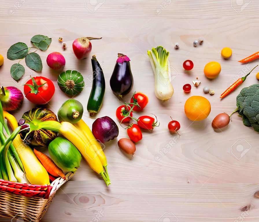 健康食品の背景。木製のテーブルで別の果物と野菜のスタジオ撮影