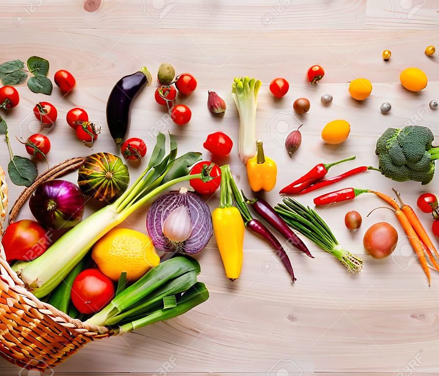Gesundes Essen Hintergrund. Studiofotografie von verschiedenen Früchten und Gemüsen auf Holztisch