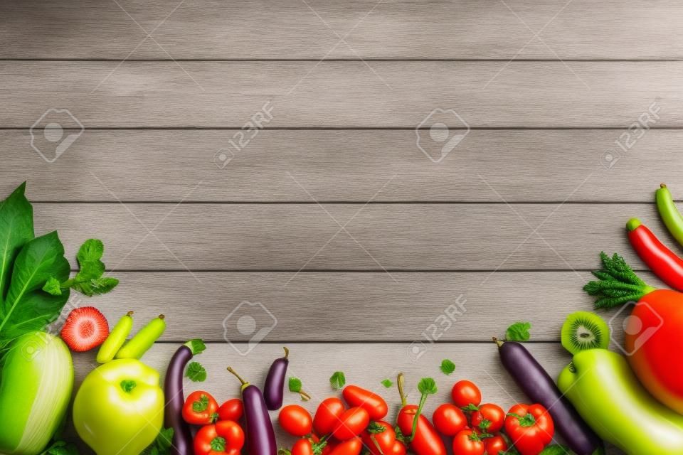 Hintergrund der gesunden Ernährung. Studiofoto von verschiedenen Obst und Gemüse von auf weißem Holztisch. Hochauflösendes Produkt.