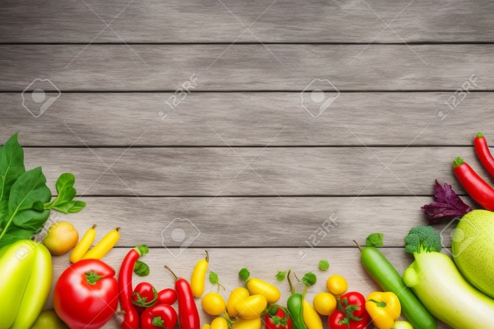 Hintergrund der gesunden Ernährung. Studiofoto von verschiedenen Obst und Gemüse von auf weißem Holztisch. Hochauflösendes Produkt.