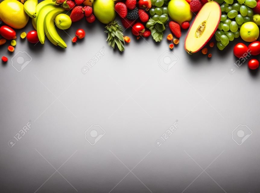 Fundo de frutas saudáveis. Foto de estúdio de diferentes frutas fundo branco isolado. Produto de alta resolução. Espaço de cópia