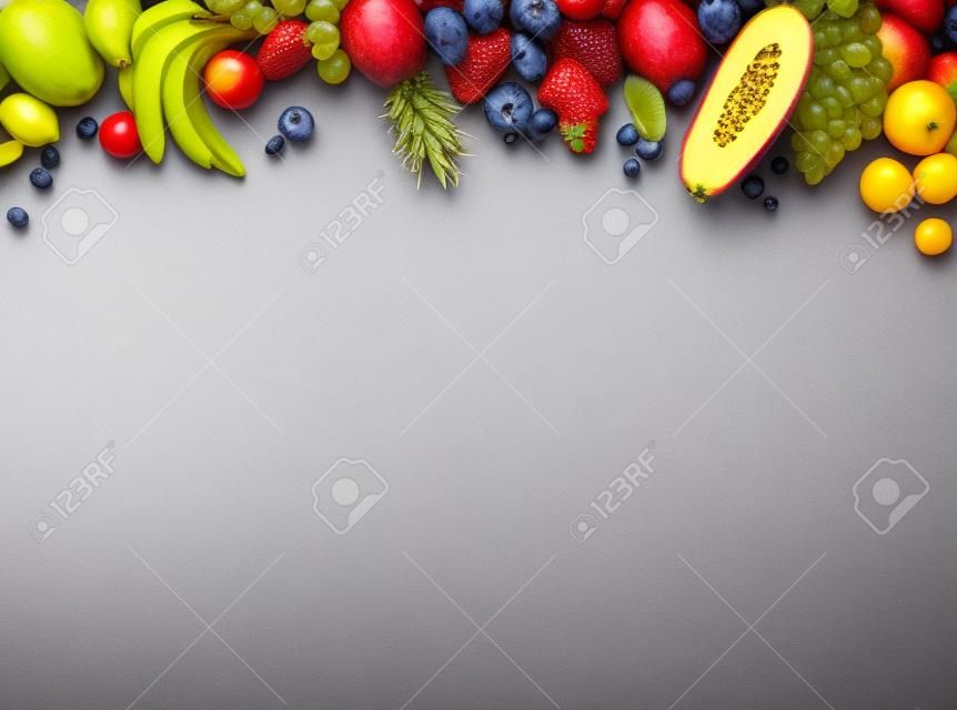 Egészséges gyümölcs háttér. Stúdió fotó a különböző gyümölcsök elszigetelt fehér háttérrel. Nagyfelbontású termék. copy space