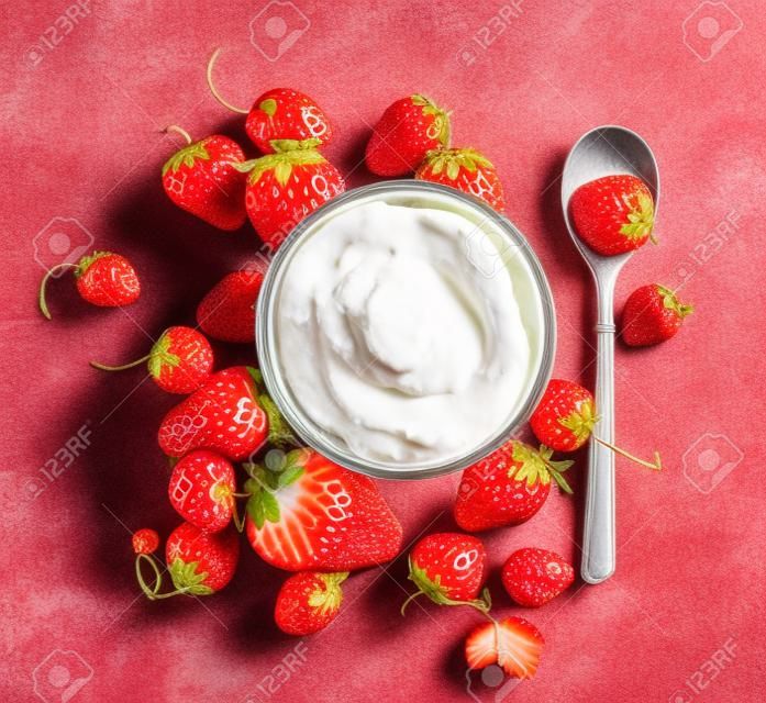 Zdrowe jedzenie jogurtu. Truskawkowy jogurt z jagodami. Widok z góry, produkt o wysokiej rozdzielczości.