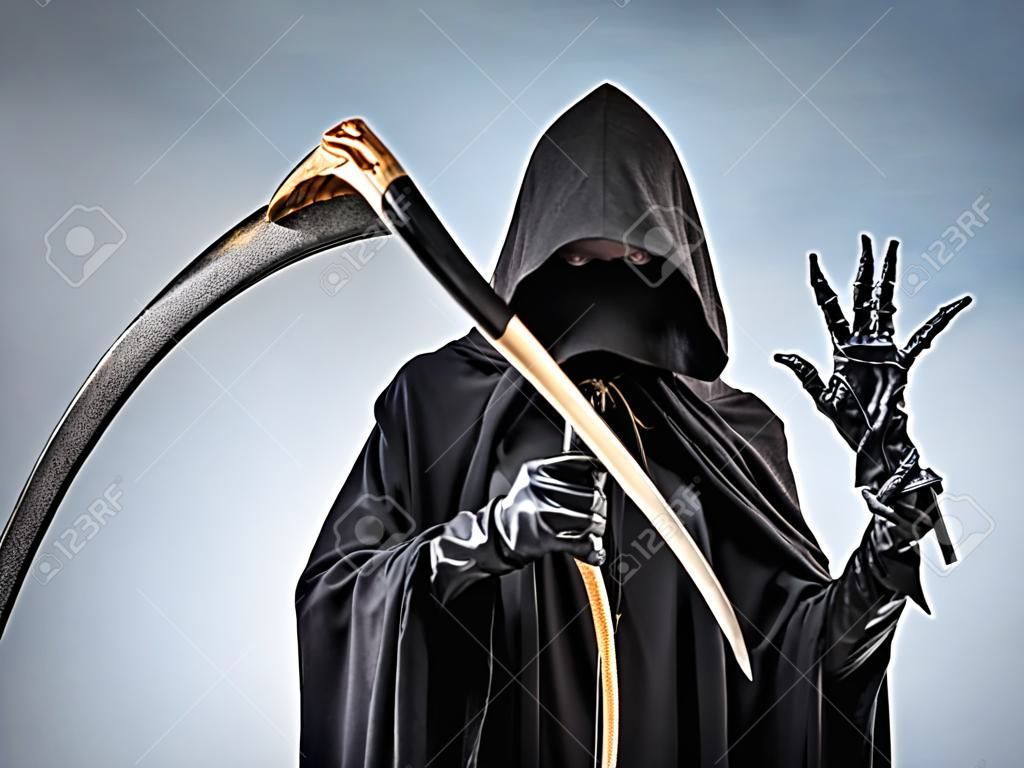 Grim Reaper Показывает Хороший Жест. Фотография Персонификации Смерти,  Владеющая Большой Косой В Силуэте. Фотография, картинки, изображения и  сток-фотография без роялти. Image 78509155