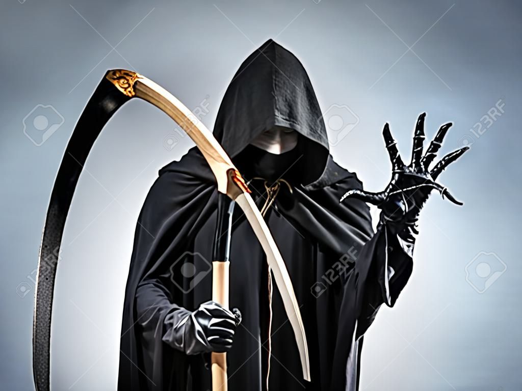 Grim Reaper Показывает Хороший Жест. Фотография Персонификации Смерти,  Владеющая Большой Косой В Силуэте. Фотография, картинки, изображения и  сток-фотография без роялти. Image 78509155