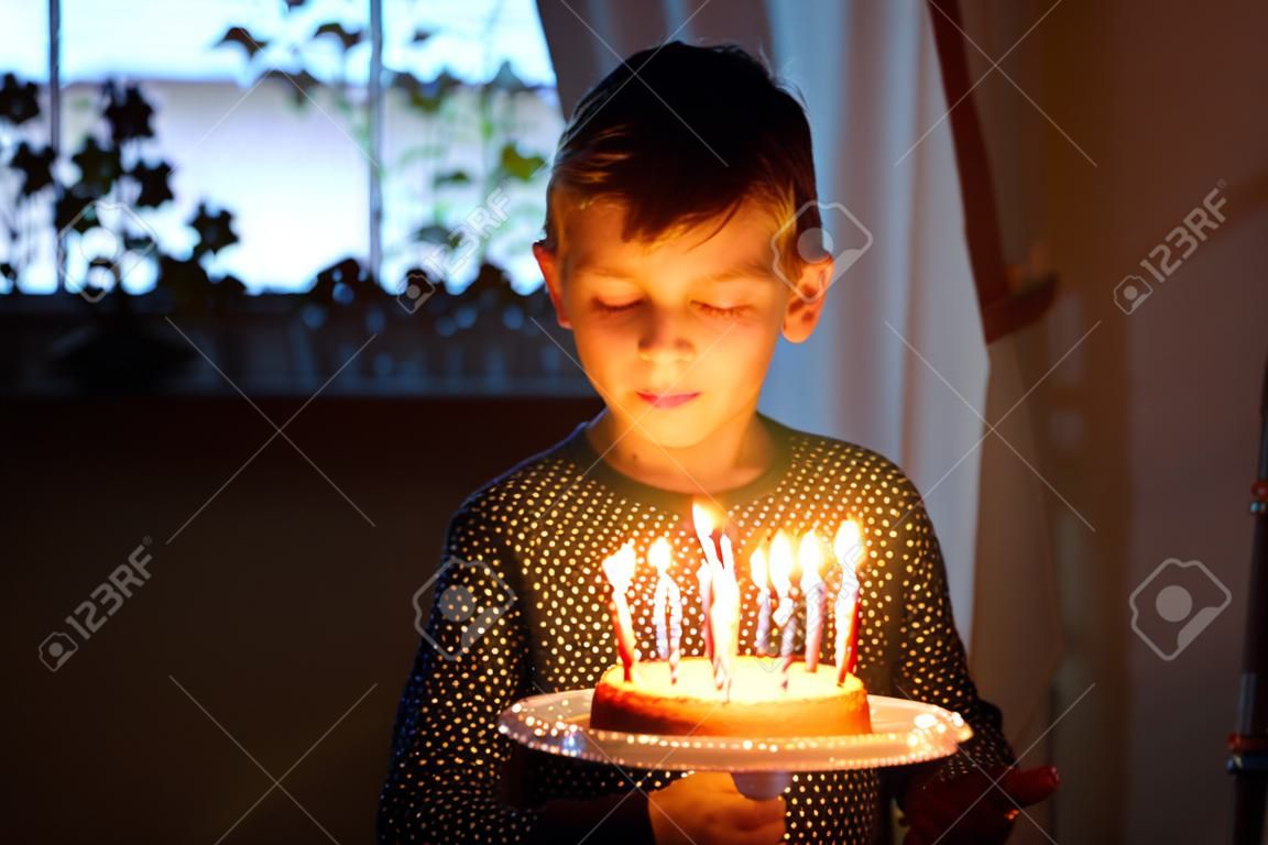 Adorable niño rubio feliz niño celebrando su cumpleaños.