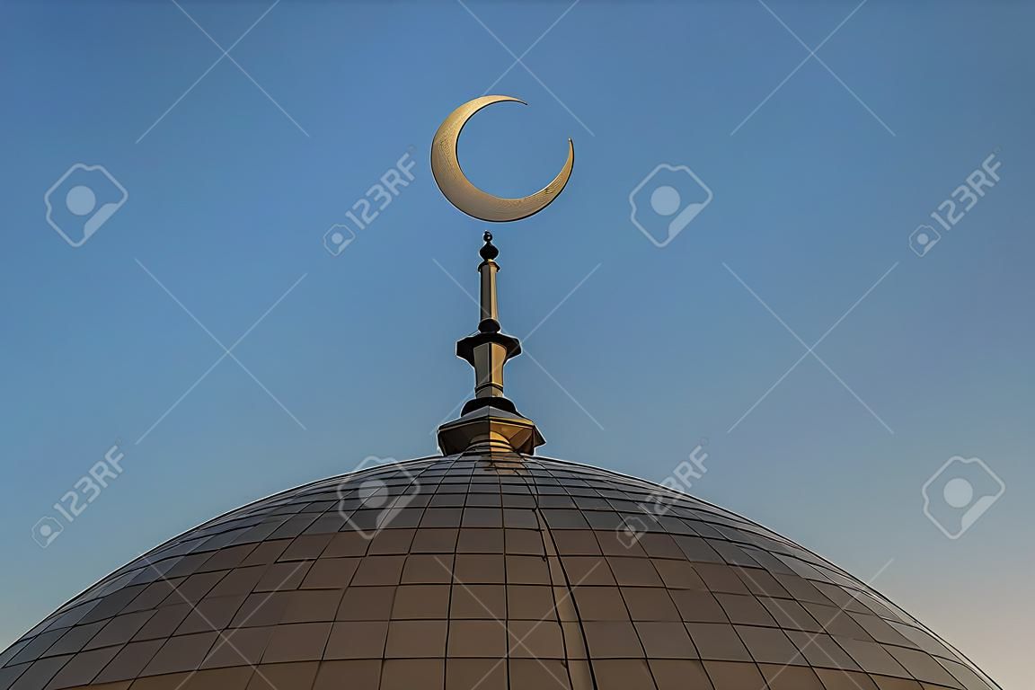La Media Luna de Oro. Minarete de oro de la mezquita. Símbolo musulmán. Puesta de sol o amanecer el cielo.