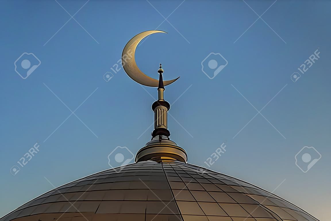 La Media Luna de Oro. Minarete de oro de la mezquita. Símbolo musulmán. Puesta de sol o amanecer el cielo.