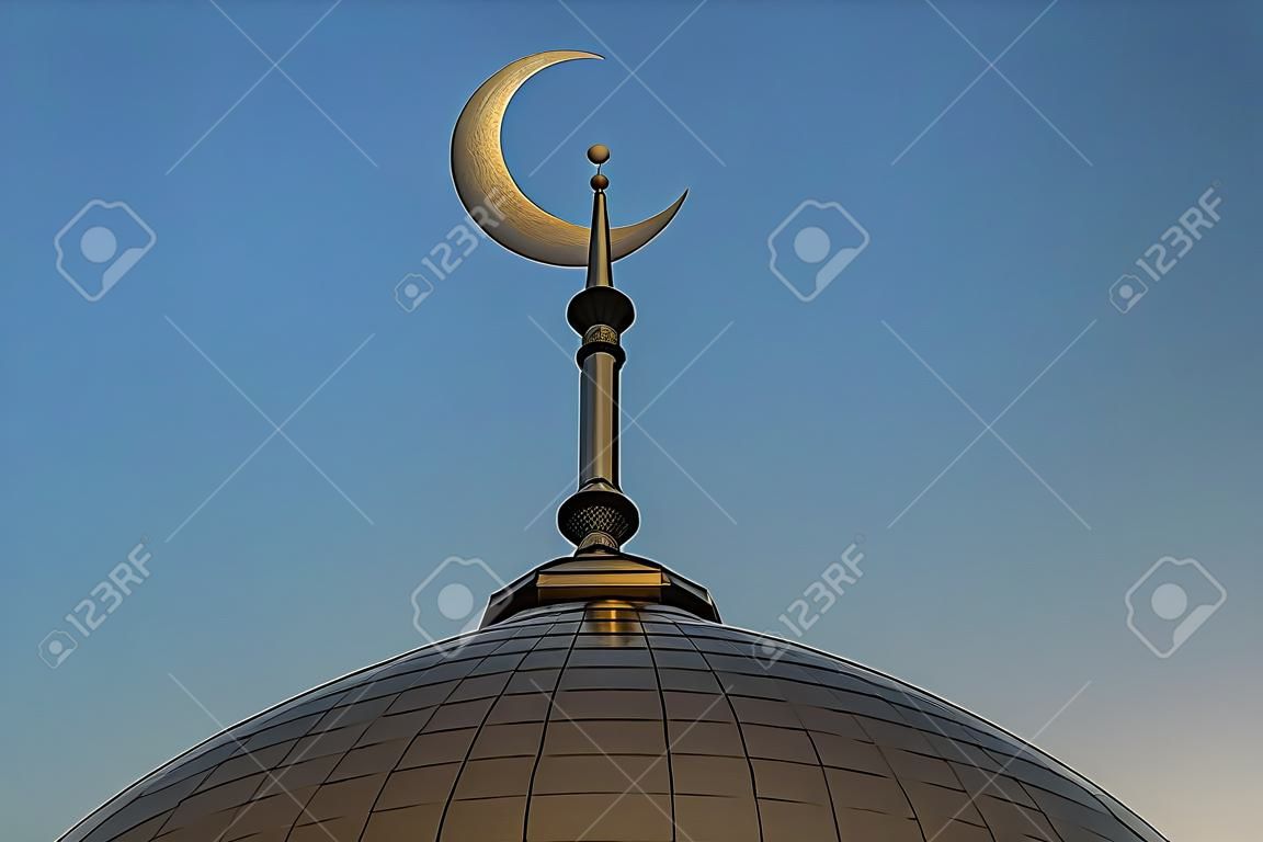 O Crescente Dourado. minarete dourado da mesquita. Símbolo muçulmano.Pôr do sol ou nascer do sol o céu.