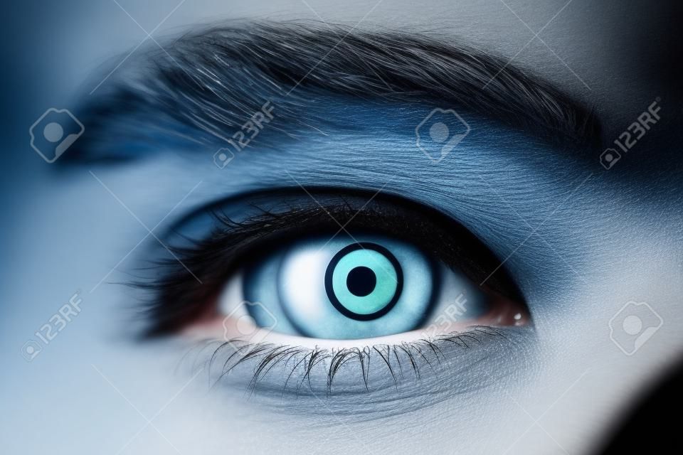 Az emberi szem szürke-kék, a pupillában lévő könnyű gyűrű tükrözésével.