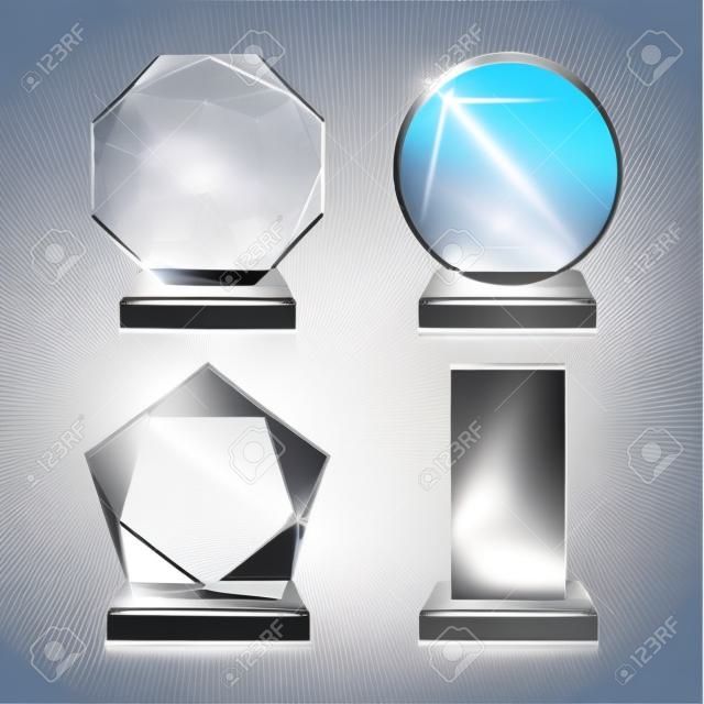 Glastrophäe Auszeichnungen gesetzt. Vector Kristall 3D transparent Auszeichnung Mockup mit Sockel auf grauem Hintergrund. Glas Acryl Preis runden Kreismodell für die Gravur. Rund Kreis, Quadrat, achteckig, sternförmig