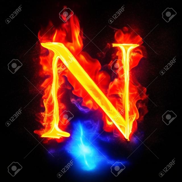 射击字母N燃烧的蓝色火焰。火红的燃烧字体或篝火字母文本，带有炽热的烟雾和火热的火焰。白炽灯冷火在黑色背景上发光